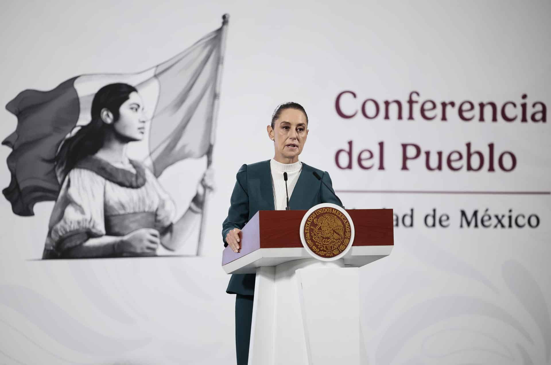 La presidenta de México, Claudia Sheinbaum, habla en una rueda de prensa este lunes, en Palacio Nacional de la Ciudad de México (México). EFE/ José Méndez