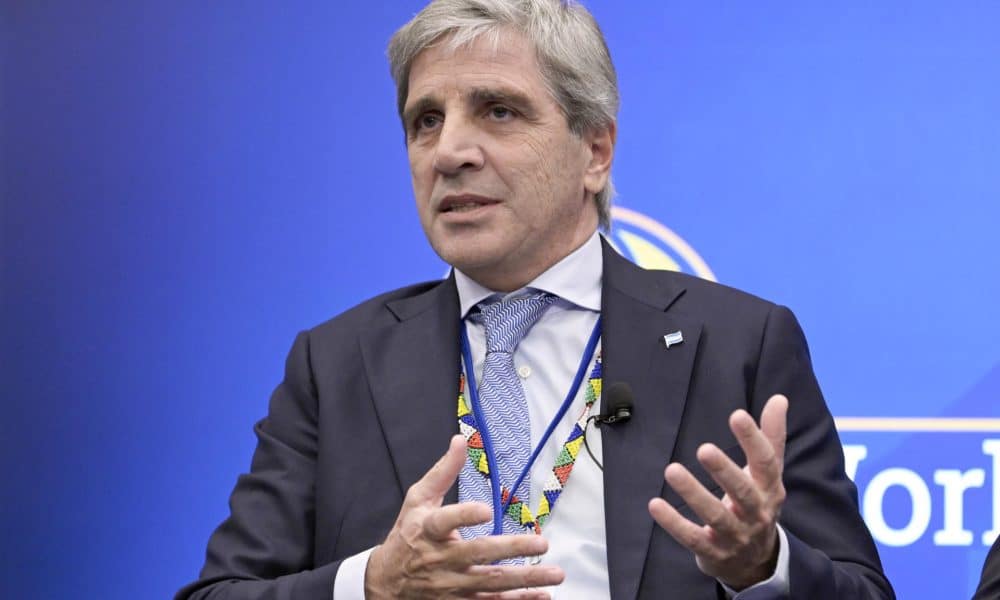 El ministro de Economía de Argentina, Luis Caputo, al intervenir este miércoles, 15 de octubre, durante una conferencia, en Washington D.C. (EE.UU.). EFE/Lenin Nolly