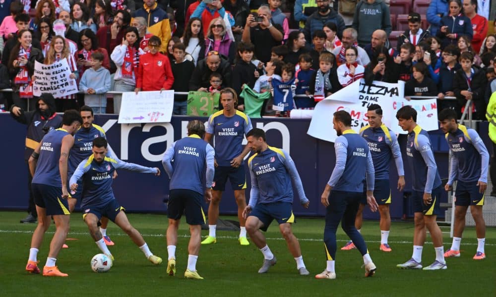Baena intenta recuperar un balón durante un ejercicio del entrenamiento de este domingo. EFE/Fernando Villar