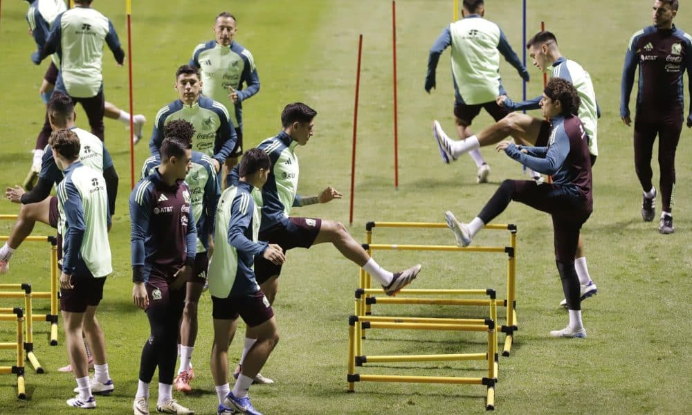 Fotografía de archivo de los jugadores de la selección mexicana durante un entrenamiento en el estadio Cuauhtémoc, en Puebla (México). EFE/ Hilda Ríos