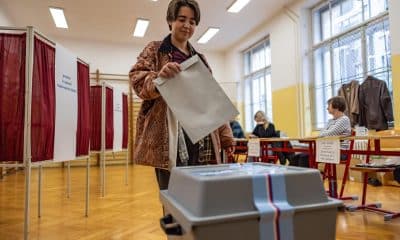 Una mujer deposita su voto en una urna este sábado en Praga, en la segunda jornada de las elecciones legislativas en República Checa. EFE/EPA/MARTIN DIVISEK