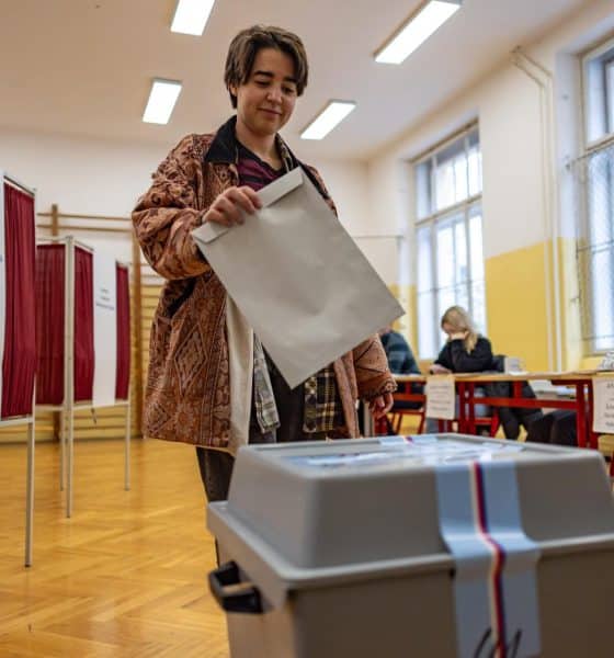 Una mujer deposita su voto en una urna este sábado en Praga, en la segunda jornada de las elecciones legislativas en República Checa. EFE/EPA/MARTIN DIVISEK