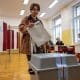 Una mujer deposita su voto en una urna este sábado en Praga, en la segunda jornada de las elecciones legislativas en República Checa. EFE/EPA/MARTIN DIVISEK