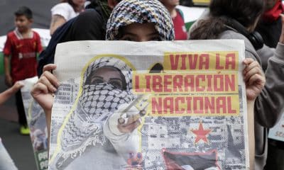 Personas participan en una manifestación en apoyo a Palestina pidiendo el fin de la ofensiva israelí en Gaza este martes, en Bogotá (Colombia). EFE/ Carlos Ortega