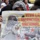 Personas participan en una manifestación en apoyo a Palestina pidiendo el fin de la ofensiva israelí en Gaza este martes, en Bogotá (Colombia). EFE/ Carlos Ortega