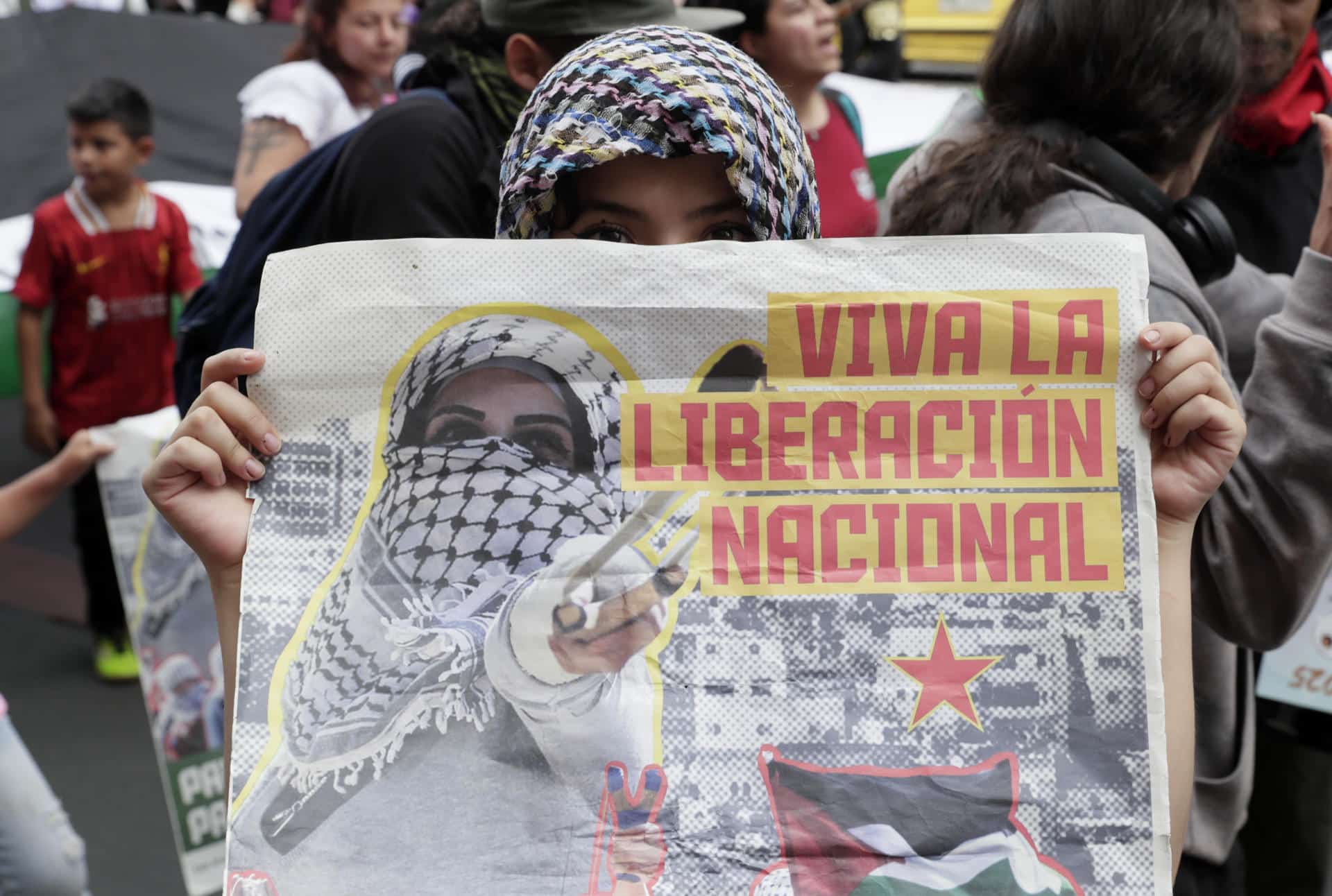 Personas participan en una manifestación en apoyo a Palestina pidiendo el fin de la ofensiva israelí en Gaza este martes, en Bogotá (Colombia). EFE/ Carlos Ortega