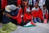 Un grupo de malasios que formaron parte de la Global Sumud Flotilla a su regreso a su país tras ser detenidos por Israel.
EFE/EPA/FAZRY ISMAIL
