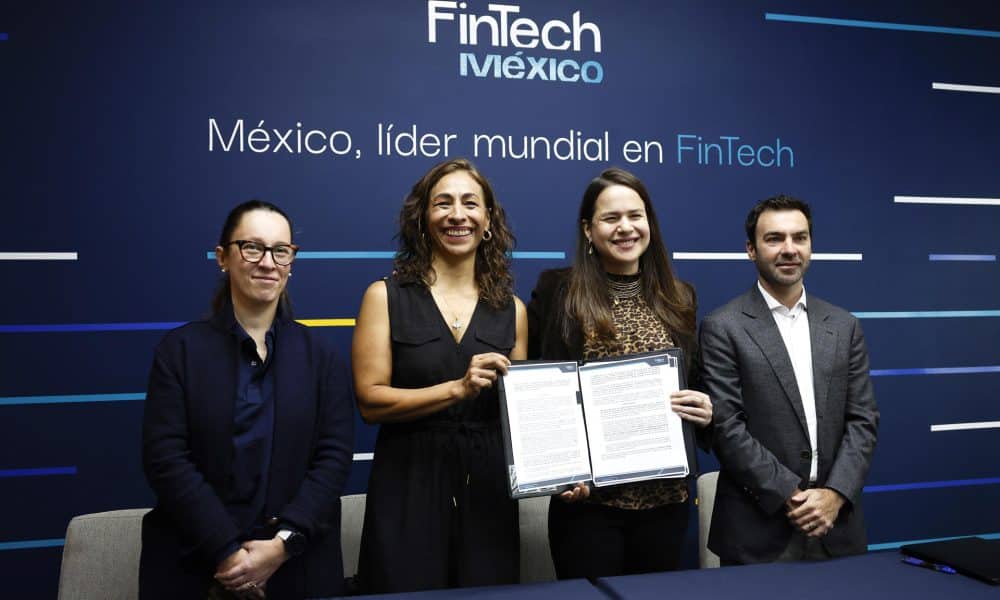 Desde la izquierda: la integrante del comité de Vigilancia de Fintech México y gerente general de Belvo, Federica Gregorini; la consejera de fintech México y Gerente Clip, Myriam Cosío; la directora de Fintech México, Claudia Núñez y el coordinador del comité de PLD de Fintech México, Bernardo Mendoza, posan al término de una rueda de prensa este lunes, en Ciudad de México (México). EFE/Sáshenka Gutiérrez