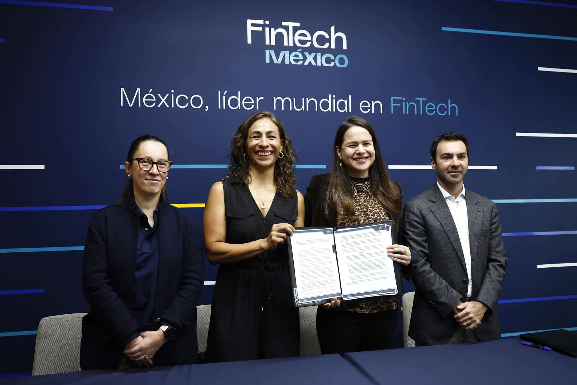 Desde la izquierda: la integrante del comité de Vigilancia de Fintech México y gerente general de Belvo, Federica Gregorini; la consejera de fintech México y Gerente Clip, Myriam Cosío; la directora de Fintech México, Claudia Núñez y el coordinador del comité de PLD de Fintech México, Bernardo Mendoza, posan al término de una rueda de prensa este lunes, en Ciudad de México (México). EFE/Sáshenka Gutiérrez