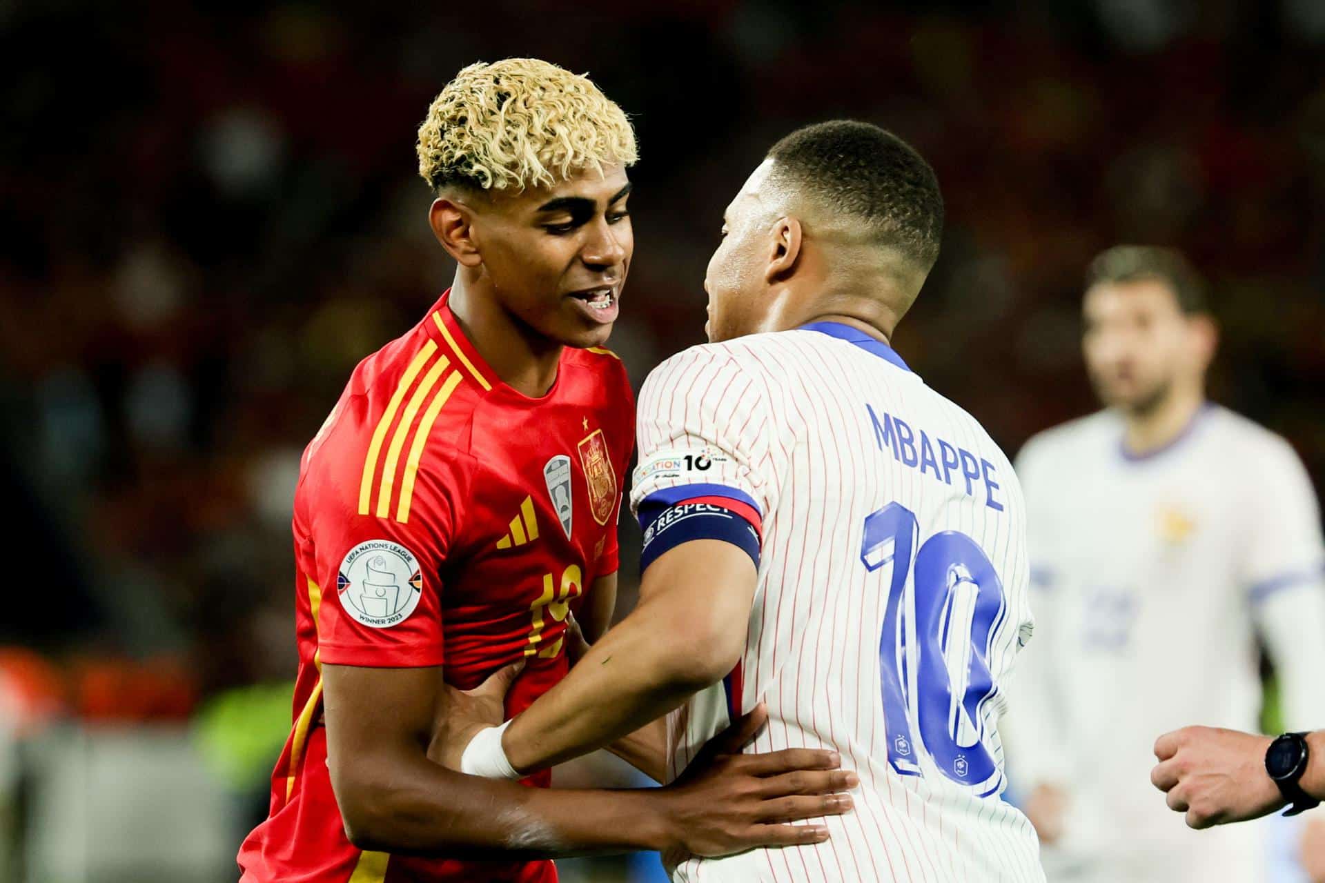 El español Lamine Yamal (I) y el francés Kylian Mbappe. EFE/EPA/RONALD WITTEK/Archivo
