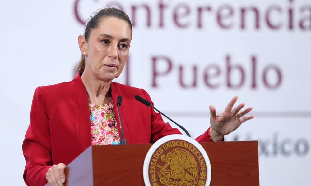 La presidenta de México, Claudia Sheinbaum, participa durante su conferencia de prensa este lunes en Palacio Nacional de la Ciudad de México (México). EFE/Mario Guzmán