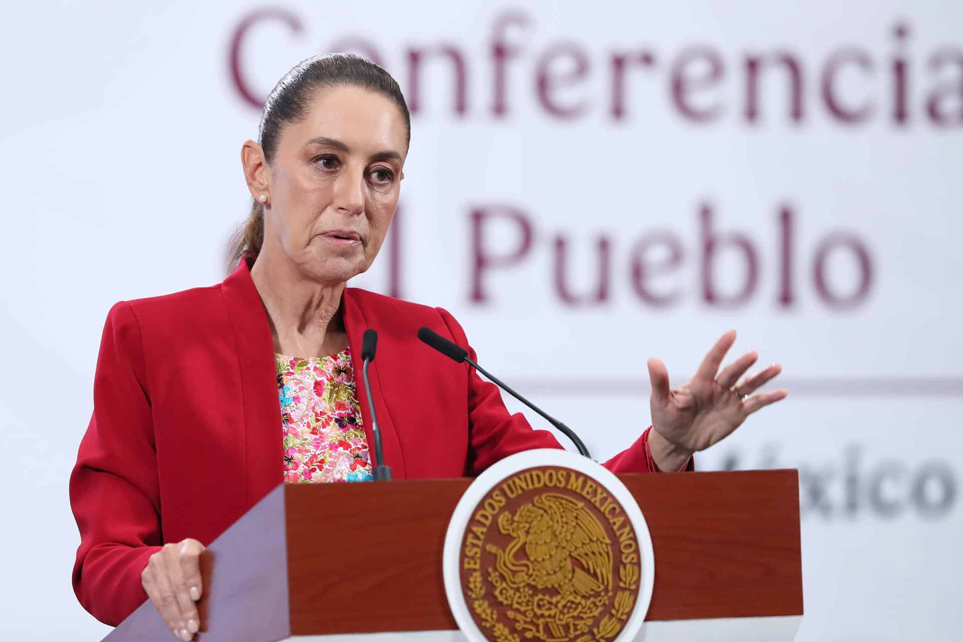 La presidenta de México, Claudia Sheinbaum, participa durante su conferencia de prensa este lunes en Palacio Nacional de la Ciudad de México (México). EFE/Mario Guzmán