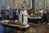Parientes y amigos asisten a una ceremonia de despedida para Olena Gubanova y Yevgeny Karmazin en la Catedral de San Miguel en Kiev, Ucrania, el 27 de octubre de 2025, en medio de la invasión rusa en curso. Los periodistas de Ukrainian FREEDOM TV Olena Gubanova y Yevgeny Karmazin trabajaron en los puntos más calientes de la región de Donetsk desde los primeros días de la invasión rusa a gran escala. Fueron asesinados en un ataque con un dron 'Lancet' ruso a un coche civil en la ciudad de Kramatorsk en la región de Donetsk el 23 de octubre de 2025, destacando los peligros a los que se enfrentan los profesionales de los medios que cubren zonas de conflicto. (Rusia, Ucrania, Kiev) EFE/EPA/SERGEY DOLZHENKO
