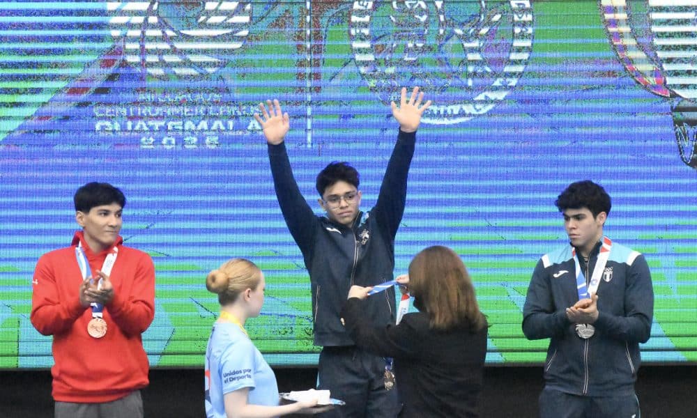 Jaycko Bourdet (c), de Guatemala, recibe la medalla de oro al ganar en la gimnasia artística en modalidad all around este viernes en los Juegos Centroamericanos Guatemala 2025. EFE/Alex Cruz