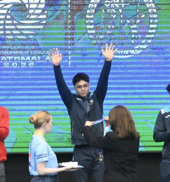 Jaycko Bourdet (c), de Guatemala, recibe la medalla de oro al ganar en la gimnasia artística en modalidad all around este viernes en los Juegos Centroamericanos Guatemala 2025. EFE/Alex Cruz
