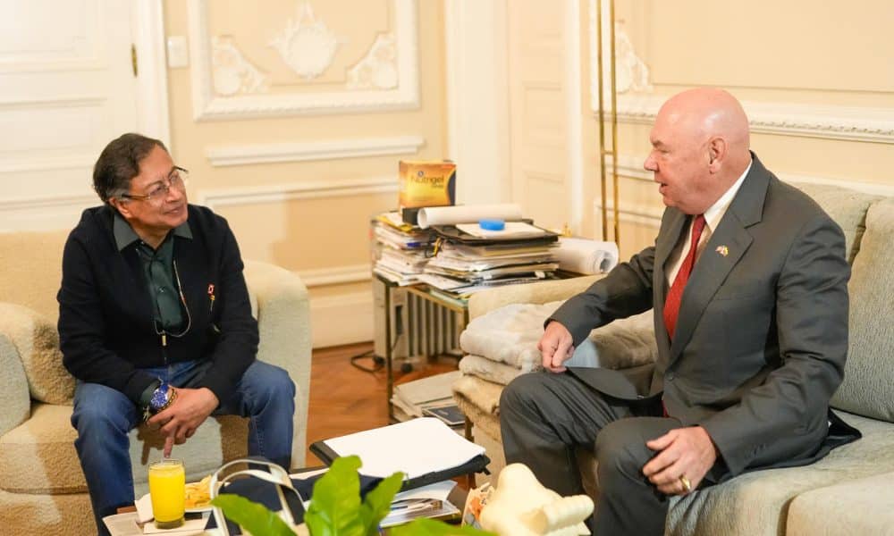 Fotografía cedida este lunes, 20 de octubre, por la Presidencia de Colombia del mandatario Gustavo Petro (i) al reunirse con el encargado de negocios de la embajada de Estados Unidos en Colombia, John McNamara, en Bogotá (Colombia). EFE/Presidencia de Colombia