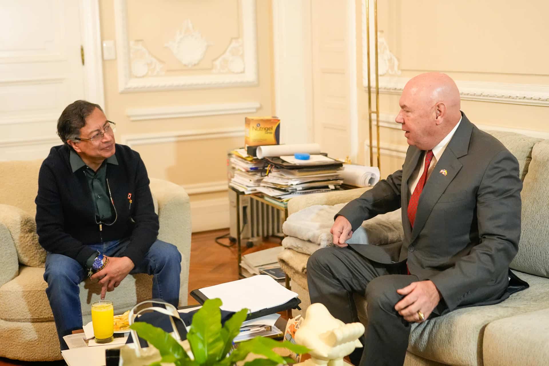 Fotografía cedida este lunes, 20 de octubre, por la Presidencia de Colombia del mandatario Gustavo Petro (i) al reunirse con el encargado de negocios de la embajada de Estados Unidos en Colombia, John McNamara, en Bogotá (Colombia). EFE/Presidencia de Colombia