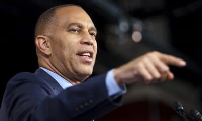 El líder de la minoría de la Cámara de Representantes de EE.UU., Hakeem Jeffries, habla durante una conferencia de prensa en el Capitolio de EE.UU., en Washington DC, EE.UU., en una fotografía del 3 de octubre de 2025. EFE/WILL OLIVER