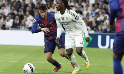 El centrocampista del Barcelona Pedro González "Pedri" y el centrocampista del Real Madrid Eduardo Camavinga durante el partido de la décima jornada de LaLiga EA Sports, que Real Madrid y FC Barcelona disputaron en el estadio Santiago Bernabéu. EFE/Chema Moya
