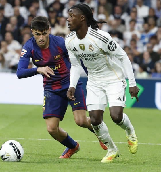 El centrocampista del Barcelona Pedro González "Pedri" y el centrocampista del Real Madrid Eduardo Camavinga durante el partido de la décima jornada de LaLiga EA Sports, que Real Madrid y FC Barcelona disputaron en el estadio Santiago Bernabéu. EFE/Chema Moya