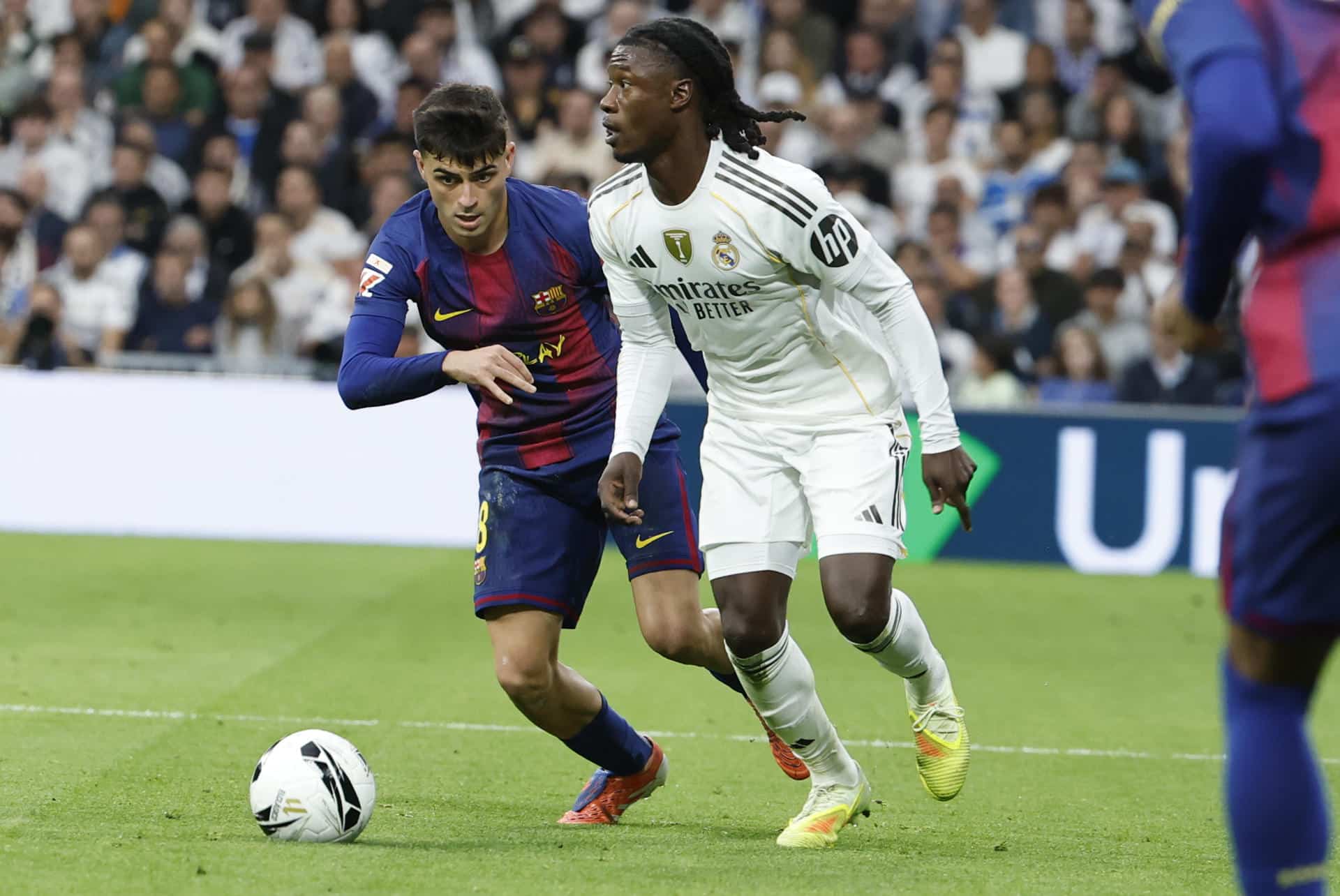 El centrocampista del Barcelona Pedro González "Pedri" y el centrocampista del Real Madrid Eduardo Camavinga durante el partido de la décima jornada de LaLiga EA Sports, que Real Madrid y FC Barcelona disputaron en el estadio Santiago Bernabéu. EFE/Chema Moya