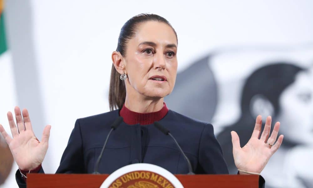 La presidenta de México, Claudia Sheinbaum, habla durante su conferencia de prensa este jueves, en el Palacio Nacional, en Ciudad de México (México). EFE/Mario Guzmán