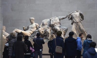 Imagen de archivo de varios visitantes que observan las esculturas de la colección Mármoles de Elgin en el Museo Británico. EFE/Facundo Arrizabalaga