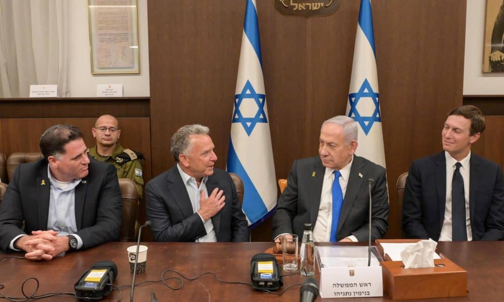 Una foto facilitada por la Oficina de Prensa del Gobierno de Israel (GPO) muestra al primer ministro israelí, Benjamin Netanyahu (2-R), reuniéndose con el enviado especial del presidente de EE.UU. Trump para Oriente Medio, Steve Witkoff, (2-L), el yerno del presidente, Jared Kushner (L), y el ministro Ron Dermer (R), asistiendo a la reunión del gabinete israelí en Jerusalén, 09 de octubre de 2025 (Jerusalén) EFE/EPA/MAAYAN TOAF / OFICINA DE PRENSA DEL GOBIERNO DE ISRAEL / HANDOUT HANDOUT USO EDITORIAL SÓLO/NO VENTAS