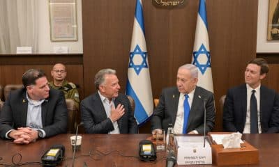 Una foto facilitada por la Oficina de Prensa del Gobierno de Israel (GPO) muestra al primer ministro israelí, Benjamin Netanyahu (2-R), reuniéndose con el enviado especial del presidente de EE.UU. Trump para Oriente Medio, Steve Witkoff, (2-L), el yerno del presidente, Jared Kushner (L), y el ministro Ron Dermer (R), asistiendo a la reunión del gabinete israelí en Jerusalén, 09 de octubre de 2025 (Jerusalén) EFE/EPA/MAAYAN TOAF / OFICINA DE PRENSA DEL GOBIERNO DE ISRAEL / HANDOUT HANDOUT USO EDITORIAL SÓLO/NO VENTAS