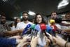 El primer grupo de 21 activistas españoles de la Global Sumud Flotilla ha aterrizado este domingo en Madrid, junto a varios compañeros de Países Bajos y Portugal, tras ser detenidos por Israel cuando intentaban llegar por mar a la Franja de Gaza con ayuda humanitaria. EFE/Javier Lizón
