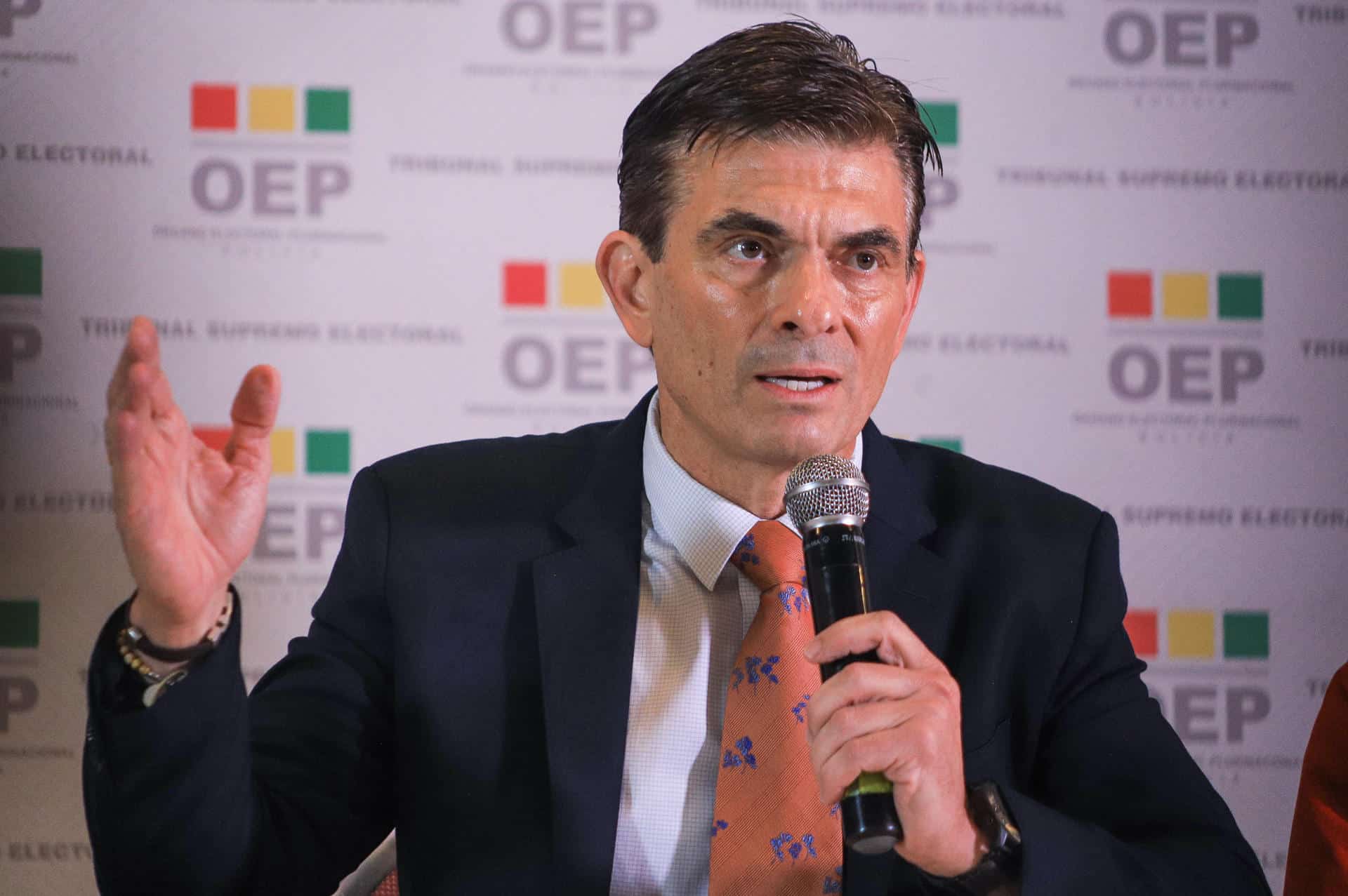 El candidato presidencial Rodrigo Paz del Partido Demócrata Cristiano (PDC) habla en una rueda de prensa previo al debate presidencial este domingo, en La Paz (Bolivia). EFE/ Gabriel Marquez