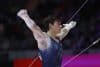 El estadounidense Brody Malone durante su actuación en la barra horizontal masculina durante las finales de aparatos de gimnasia artística masculina en el Campeonato Mundial de Gimnasia Artística de la FIG 2025 en Yakarta, Indonesia. EFE/EPA/MAST IRHAM
