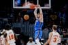 El centro de Oklahoma City Thunder Isaiah Hartenstein (c) encesta contra el ala-pívot de Atlanta Hawks Mouhamed Gueye (l) y el escolta de Hawks Luke Kennard (r) en un partido de la NBA este 25 de octubre de 2025. EFE/EPA/ERIK S. LESSER SHUTTERSTOCK OUT