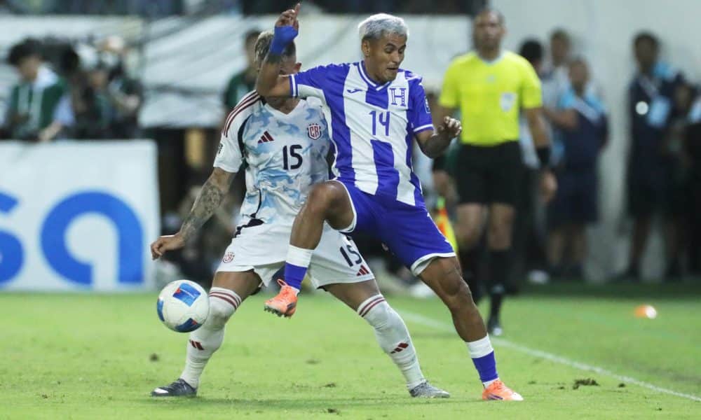 El hondureño Andy Najar (d) disputa un balón con el costarricense Francisco Quesada durante el partido de la tercera jornada del Grupo C de las eliminatorias de la Concacaf para el Mundial de 2026 jugado este jueves en el Estadio General Francisco Morazán, de San Pedro Sula. EFE/ Gustavo Amador