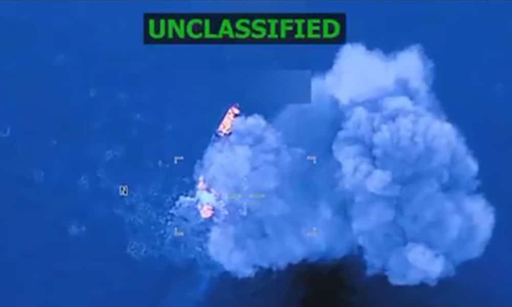 Captura de pantalla de un video publicado en la cuenta oficial de la red social X @SecWar del secretario del Departamento de Defensa estadounidense, Pete Hegseth que muestra un ataque contra una embarcación en aguas del océano Atlántico. EFE/ @SecWar /SOLO USO EDITORIAL NO VENTAS /SOLO DISPONIBLE PARA ILUSTRAR LA NOTICIA QUE ACOMPAÑA (CRÉDITO OBLIGATORIO)