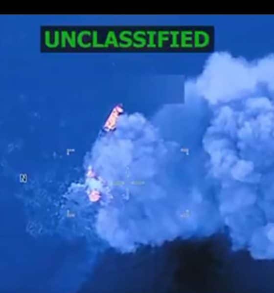 Captura de pantalla de un video publicado en la cuenta oficial de la red social X @SecWar del secretario del Departamento de Defensa estadounidense, Pete Hegseth que muestra un ataque contra una embarcación en aguas del océano Atlántico. EFE/ @SecWar /SOLO USO EDITORIAL NO VENTAS /SOLO DISPONIBLE PARA ILUSTRAR LA NOTICIA QUE ACOMPAÑA (CRÉDITO OBLIGATORIO)