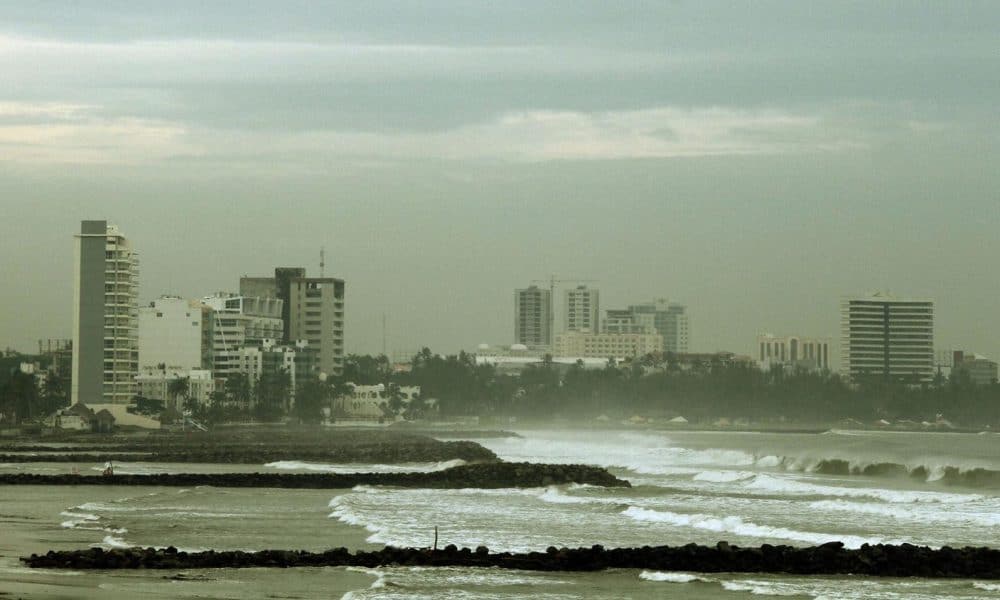 Vista general del puerto mexicano de Veracruz ante la llegada de una tormenta tropical. Imagen de archivo. EFE/ Saul Ramirez