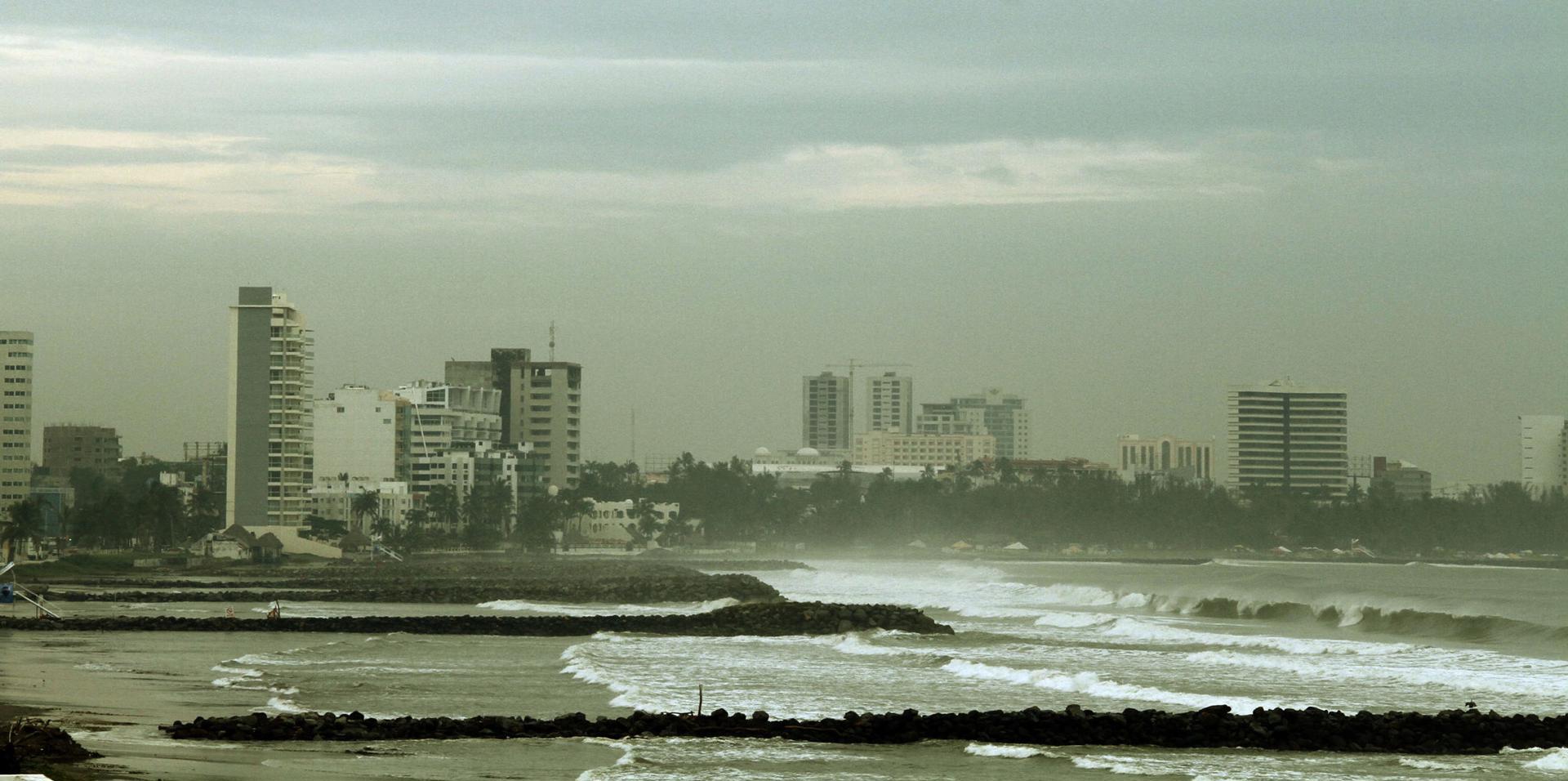 Vista general del puerto mexicano de Veracruz ante la llegada de una tormenta tropical. Imagen de archivo. EFE/ Saul Ramirez