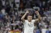 El delantero del Real Madrid Kylian Mbappé (c), celebra la victoria contra el Barcelona tras el partido de la décima jornada de LaLiga EA Sports, que Real Madrid y FC Barcelona disputaron en el estadio Santiago Bernabéu. EFE/ Sergio Pérez