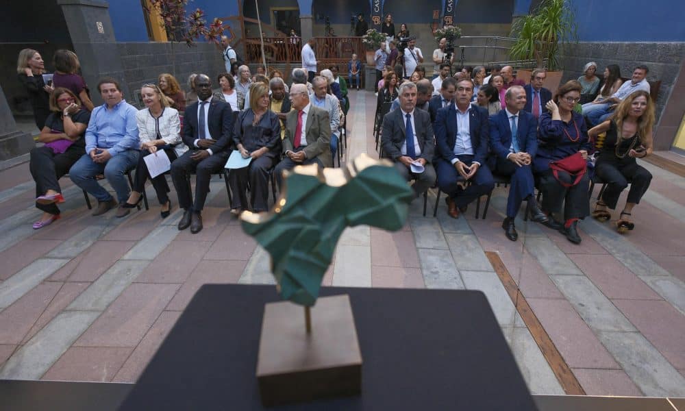 Entrega del Premio Saliou Traoré de Periodismo en Español sobre África al equipo de la sección Planeta Futuro, del diario El País, celebrada este martes en Las Palmas de Gran Canaria. EFE/Ángel Medina