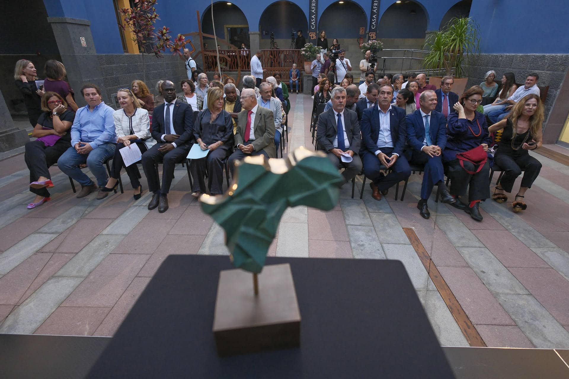 Entrega del Premio Saliou Traoré de Periodismo en Español sobre África al equipo de la sección Planeta Futuro, del diario El País, celebrada este martes en Las Palmas de Gran Canaria. EFE/Ángel Medina