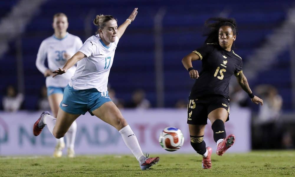 Ivonne Gutiérrez (d) de México disputa un balón con Gabi Rennie de Nueva Zelanda este jueves, durante un partido amistoso entre las selecciones femeninas de México y Nueva Zelanda en el estadio Ciudad de los Deportes, en Ciudad de México (México). EFE/ Isaac Esquivel