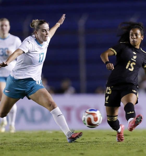 Ivonne Gutiérrez (d) de México disputa un balón con Gabi Rennie de Nueva Zelanda este jueves, durante un partido amistoso entre las selecciones femeninas de México y Nueva Zelanda en el estadio Ciudad de los Deportes, en Ciudad de México (México). EFE/ Isaac Esquivel