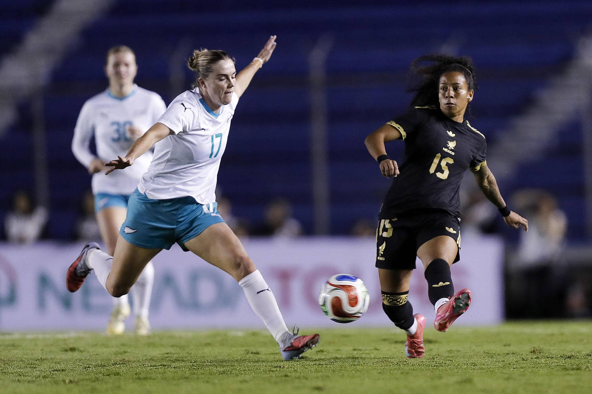 Ivonne Gutiérrez (d) de México disputa un balón con Gabi Rennie de Nueva Zelanda este jueves, durante un partido amistoso entre las selecciones femeninas de México y Nueva Zelanda en el estadio Ciudad de los Deportes, en Ciudad de México (México). EFE/ Isaac Esquivel