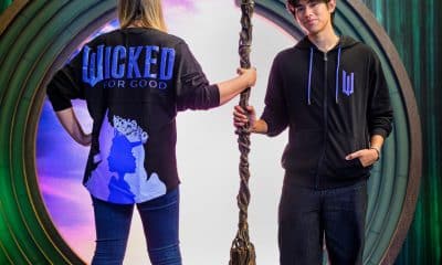Fotografía cedida por Universal Orlando donde aparecen personas posando con prendas de vestir alusivas a 'Wicked: The Experience', que se inagurará a finales de mes en el parque temático de Universal Studios en Orland (Estados Unidos). EFE/ Universal Orlando