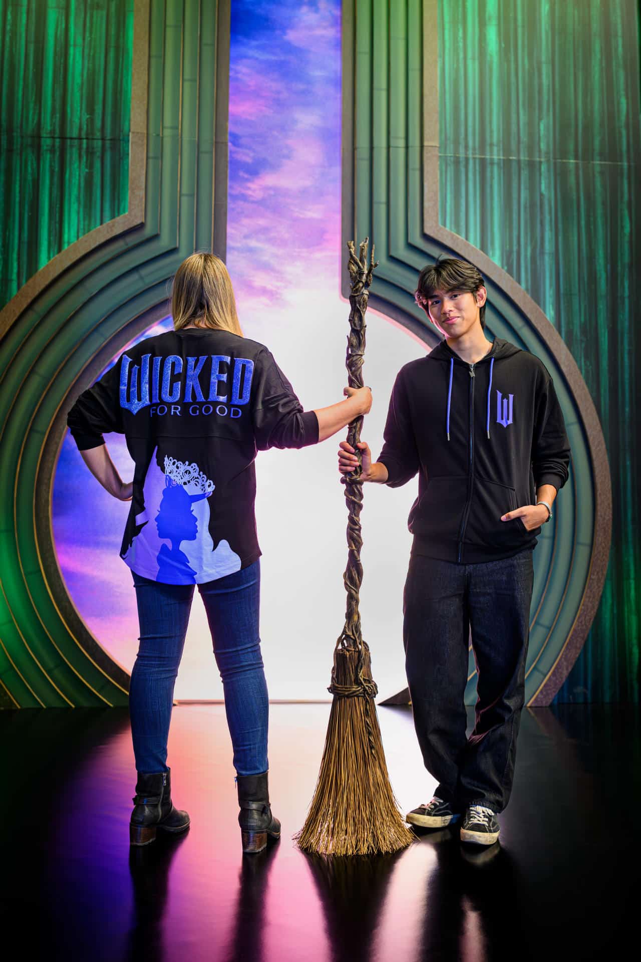 Fotografía cedida por Universal Orlando donde aparecen personas posando con prendas de vestir alusivas a 'Wicked: The Experience', que se inagurará a finales de mes en el parque temático de Universal Studios en Orland (Estados Unidos). EFE/ Universal Orlando