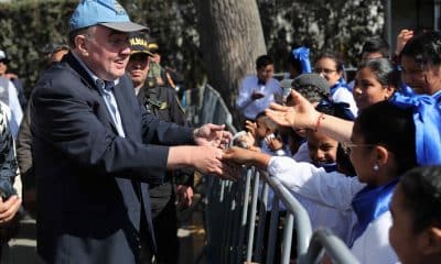 El alcalde de Lima y precandidato a la Presidencia de Perú, Rafael López Aliaga, saluda a personas en un homenaje a Charlie Kirk este sábado, en Lima (Perú). EFE/ Paolo Aguilar