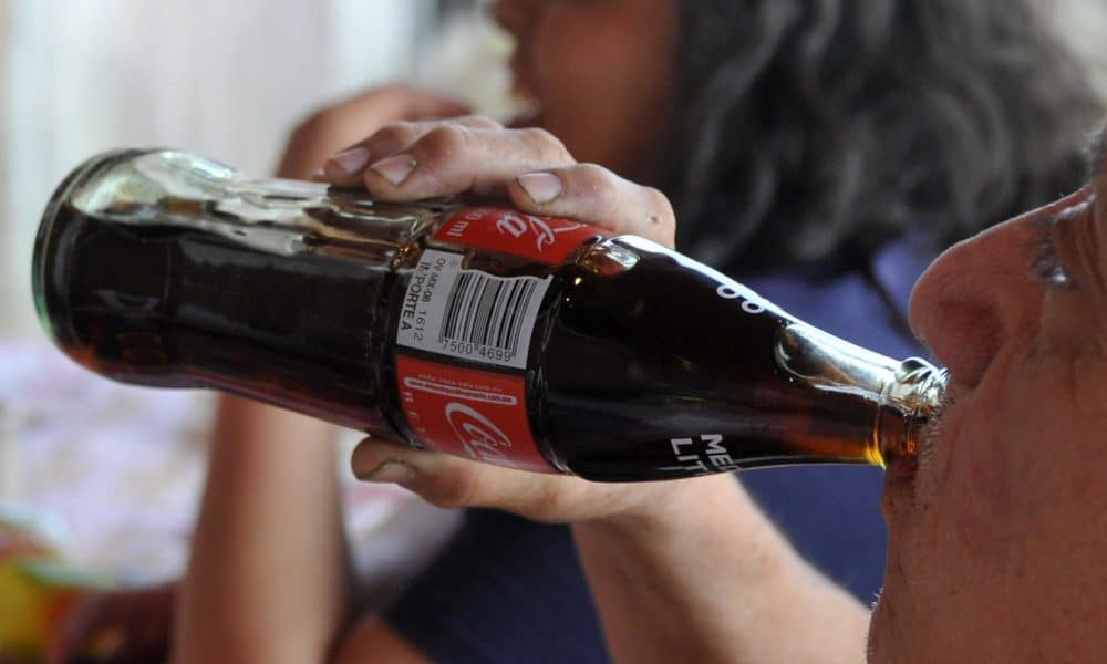 Fotografía de archivo de una persona que bebe un refresco en Ciudad de México. EFE/ Mario Guzmán