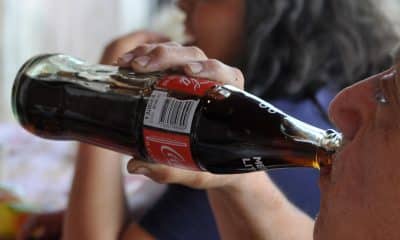 Fotografía de archivo de una persona que bebe un refresco en Ciudad de México. EFE/ Mario Guzmán