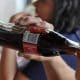Fotografía de archivo de una persona que bebe un refresco en Ciudad de México. EFE/ Mario Guzmán